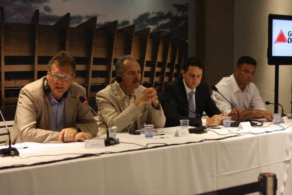 Jrme Valcke e membros do COL em visita ao Mineiro 