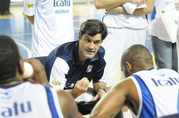 Tcnico do Minas, Raul Togni, orienta os jogadores 