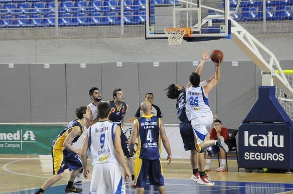 Minas teve muito trabalho e s garantiu o triunfo no fim do jogo