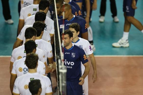 O Minas n�o tomou conhecimento do Rio de Janeiro, atual campe�o da Superliga Masculina de V�lei, e venceu o confronto deste s�bado � tarde na Arena JK, em Belo Horizonte, por 3 sets a 0, com parciais de 27/25, 25/17 e 25/20. O resultado levou o clube mineiro � decis�o do Campeonato Sul-Americano Masculino de Clubes, marcada para este domingo