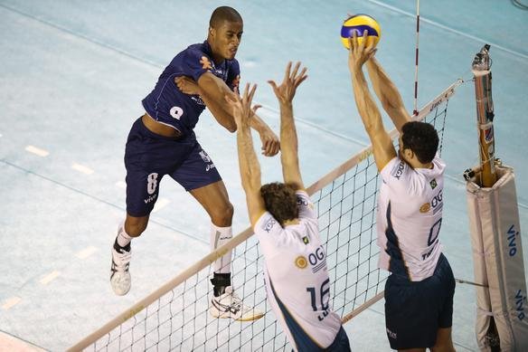 O Minas n�o tomou conhecimento do Rio de Janeiro, atual campe�o da Superliga Masculina de V�lei, e venceu o confronto deste s�bado � tarde na Arena JK, em Belo Horizonte, por 3 sets a 0, com parciais de 27/25, 25/17 e 25/20. O resultado levou o clube mineiro � decis�o do Campeonato Sul-Americano Masculino de Clubes, marcada para este domingo