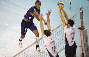 O Minas n�o tomou conhecimento do Rio de Janeiro, atual campe�o da Superliga Masculina de V�lei, e venceu o confronto deste s�bado � tarde na Arena JK, em Belo Horizonte, por 3 sets a 0, com parciais de 27/25, 25/17 e 25/20. O resultado levou o clube mineiro � decis�o do Campeonato Sul-Americano Masculino de Clubes, marcada para este domingo