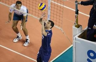 O Minas n�o tomou conhecimento do Rio de Janeiro, atual campe�o da Superliga Masculina de V�lei, e venceu o confronto deste s�bado � tarde na Arena JK, em Belo Horizonte, por 3 sets a 0, com parciais de 27/25, 25/17 e 25/20. O resultado levou o clube mineiro � decis�o do Campeonato Sul-Americano Masculino de Clubes, marcada para este domingo
