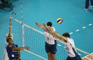 O Minas n�o tomou conhecimento do Rio de Janeiro, atual campe�o da Superliga Masculina de V�lei, e venceu o confronto deste s�bado � tarde na Arena JK, em Belo Horizonte, por 3 sets a 0, com parciais de 27/25, 25/17 e 25/20. O resultado levou o clube mineiro � decis�o do Campeonato Sul-Americano Masculino de Clubes, marcada para este domingo