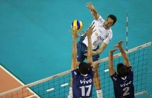O Minas n�o tomou conhecimento do Rio de Janeiro, atual campe�o da Superliga Masculina de V�lei, e venceu o confronto deste s�bado � tarde na Arena JK, em Belo Horizonte, por 3 sets a 0, com parciais de 27/25, 25/17 e 25/20. O resultado levou o clube mineiro � decis�o do Campeonato Sul-Americano Masculino de Clubes, marcada para este domingo