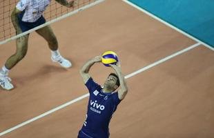 O Minas n�o tomou conhecimento do Rio de Janeiro, atual campe�o da Superliga Masculina de V�lei, e venceu o confronto deste s�bado � tarde na Arena JK, em Belo Horizonte, por 3 sets a 0, com parciais de 27/25, 25/17 e 25/20. O resultado levou o clube mineiro � decis�o do Campeonato Sul-Americano Masculino de Clubes, marcada para este domingo