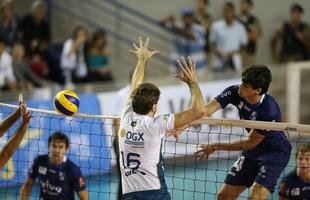 O Minas n�o tomou conhecimento do Rio de Janeiro, atual campe�o da Superliga Masculina de V�lei, e venceu o confronto deste s�bado � tarde na Arena JK, em Belo Horizonte, por 3 sets a 0, com parciais de 27/25, 25/17 e 25/20. O resultado levou o clube mineiro � decis�o do Campeonato Sul-Americano Masculino de Clubes, marcada para este domingo