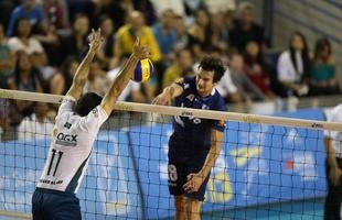 O Minas n�o tomou conhecimento do Rio de Janeiro, atual campe�o da Superliga Masculina de V�lei, e venceu o confronto deste s�bado � tarde na Arena JK, em Belo Horizonte, por 3 sets a 0, com parciais de 27/25, 25/17 e 25/20. O resultado levou o clube mineiro � decis�o do Campeonato Sul-Americano Masculino de Clubes, marcada para este domingo
