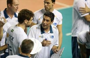 O Minas n�o tomou conhecimento do Rio de Janeiro, atual campe�o da Superliga Masculina de V�lei, e venceu o confronto deste s�bado � tarde na Arena JK, em Belo Horizonte, por 3 sets a 0, com parciais de 27/25, 25/17 e 25/20. O resultado levou o clube mineiro � decis�o do Campeonato Sul-Americano Masculino de Clubes, marcada para este domingo
