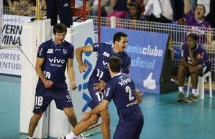 O Minas n�o tomou conhecimento do Rio de Janeiro, atual campe�o da Superliga Masculina de V�lei, e venceu o confronto deste s�bado � tarde na Arena JK, em Belo Horizonte, por 3 sets a 0, com parciais de 27/25, 25/17 e 25/20. O resultado levou o clube mineiro � decis�o do Campeonato Sul-Americano Masculino de Clubes, marcada para este domingo