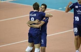 O Minas n�o tomou conhecimento do Rio de Janeiro, atual campe�o da Superliga Masculina de V�lei, e venceu o confronto deste s�bado � tarde na Arena JK, em Belo Horizonte, por 3 sets a 0, com parciais de 27/25, 25/17 e 25/20. O resultado levou o clube mineiro � decis�o do Campeonato Sul-Americano Masculino de Clubes, marcada para este domingo