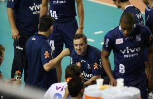 O Minas n�o tomou conhecimento do Rio de Janeiro, atual campe�o da Superliga Masculina de V�lei, e venceu o confronto deste s�bado � tarde na Arena JK, em Belo Horizonte, por 3 sets a 0, com parciais de 27/25, 25/17 e 25/20. O resultado levou o clube mineiro � decis�o do Campeonato Sul-Americano Masculino de Clubes, marcada para este domingo