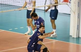 O Minas n�o tomou conhecimento do Rio de Janeiro, atual campe�o da Superliga Masculina de V�lei, e venceu o confronto deste s�bado � tarde na Arena JK, em Belo Horizonte, por 3 sets a 0, com parciais de 27/25, 25/17 e 25/20. O resultado levou o clube mineiro � decis�o do Campeonato Sul-Americano Masculino de Clubes, marcada para este domingo