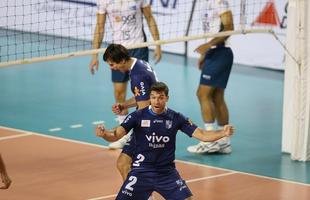O Minas n�o tomou conhecimento do Rio de Janeiro, atual campe�o da Superliga Masculina de V�lei, e venceu o confronto deste s�bado � tarde na Arena JK, em Belo Horizonte, por 3 sets a 0, com parciais de 27/25, 25/17 e 25/20. O resultado levou o clube mineiro � decis�o do Campeonato Sul-Americano Masculino de Clubes, marcada para este domingo