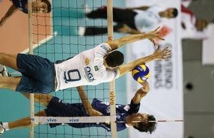 O Minas n�o tomou conhecimento do Rio de Janeiro, atual campe�o da Superliga Masculina de V�lei, e venceu o confronto deste s�bado � tarde na Arena JK, em Belo Horizonte, por 3 sets a 0, com parciais de 27/25, 25/17 e 25/20. O resultado levou o clube mineiro � decis�o do Campeonato Sul-Americano Masculino de Clubes, marcada para este domingo