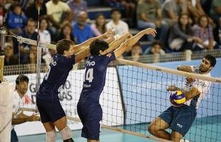 O Minas n�o tomou conhecimento do Rio de Janeiro, atual campe�o da Superliga Masculina de V�lei, e venceu o confronto deste s�bado � tarde na Arena JK, em Belo Horizonte, por 3 sets a 0, com parciais de 27/25, 25/17 e 25/20. O resultado levou o clube mineiro � decis�o do Campeonato Sul-Americano Masculino de Clubes, marcada para este domingo
