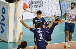 O Minas n�o tomou conhecimento do Rio de Janeiro, atual campe�o da Superliga Masculina de V�lei, e venceu o confronto deste s�bado � tarde na Arena JK, em Belo Horizonte, por 3 sets a 0, com parciais de 27/25, 25/17 e 25/20. O resultado levou o clube mineiro � decis�o do Campeonato Sul-Americano Masculino de Clubes, marcada para este domingo
