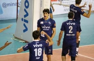 O Minas n�o tomou conhecimento do Rio de Janeiro, atual campe�o da Superliga Masculina de V�lei, e venceu o confronto deste s�bado � tarde na Arena JK, em Belo Horizonte, por 3 sets a 0, com parciais de 27/25, 25/17 e 25/20. O resultado levou o clube mineiro � decis�o do Campeonato Sul-Americano Masculino de Clubes, marcada para este domingo