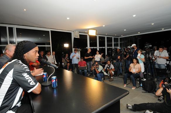 Ronaldinho foi apresentado e assinou contrato de seis meses com o Atltico