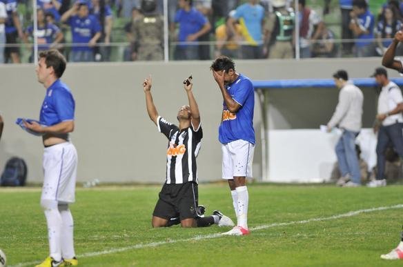 No clssico contra o Cruzeiro, pelo 1 turno do Brasileiro de 2102, Ronaldinho marcou um golao, depois de fazer fila na defesa celeste. O jogo terminou 2 a 2