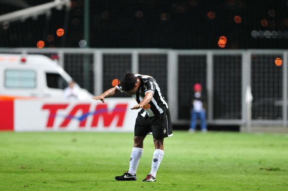 Ronaldinho passou a reverenciar a torcida do Atltico nos jogos