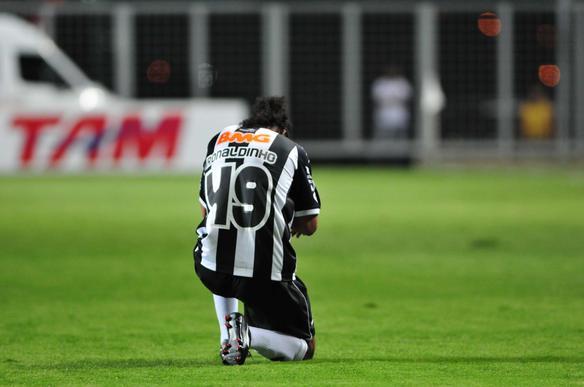 Aps marcar gol contra o Figueirense, Ronaldinho chorou. Depois revelou que jogou de luto pela morte do padrasto