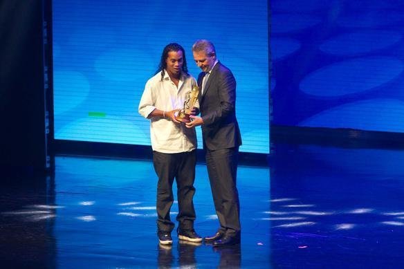 Pelas atuaes no Galo, Ronaldinho foi eleito o craque da galera do Brasileiro