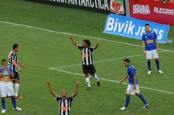 Comandado por Ronaldinho, Galo venceu o Cruzeiro e garantiu vaga na Libertadores como vice-campeo brasileiro