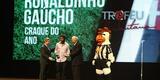 Ronaldinho foi eleito o craque do ano do Trofu Tel Santana