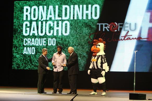 Ronaldinho foi eleito o craque do ano do Trofu Tel Santana