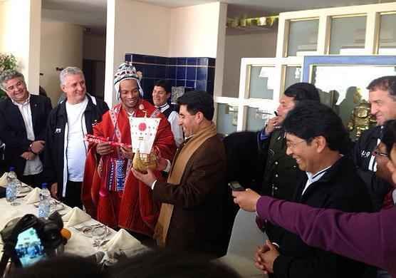 Com trajes tpicos, Ronaldinho foi homenageado em sua passagem pela Bolvia com o Atltico