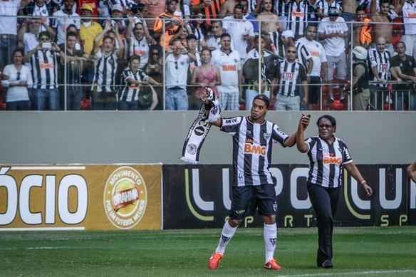 No Dia das Mes, Ronaldinho entrou em campo ao lado de Dona Miguelina. O Galo aplicou 3 a 0 no Cruzeiro, no jogo de ida da final do Mineiro