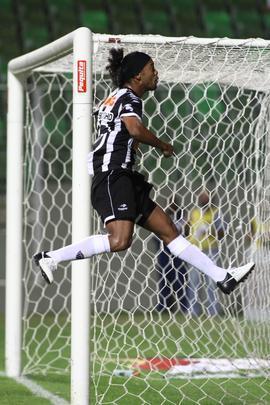 Na estreia frente ao torcedor, Ronaldinho marcou o primeiro gol pelo Galo, na vitria por 5 a 1 sobre o Nutico