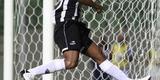 Na estreia frente ao torcedor, Ronaldinho marcou o primeiro gol pelo Galo, na vitria por 5 a 1 sobre o Nutico