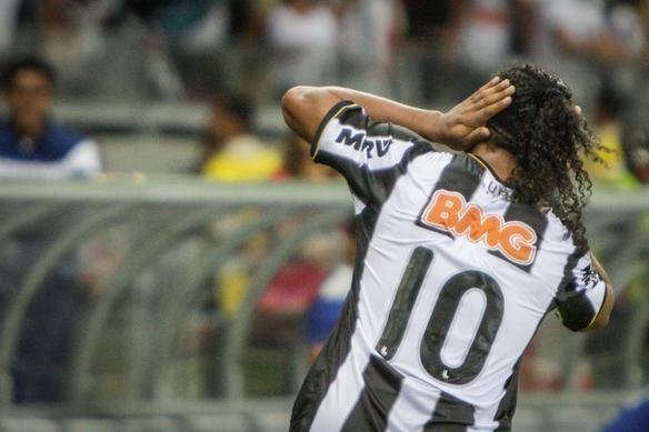 Em 2013, craque voltou a usar a camisa 10