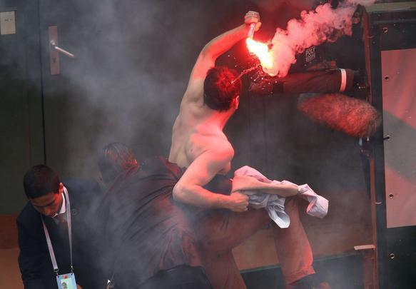 Deciso espanhola foi marcada por protestos e chuva