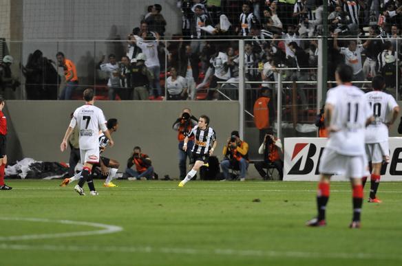 Imagens do duelo entre Atltico e Newell's Old Boys, no Independncia, pela semifinal da Libertadores