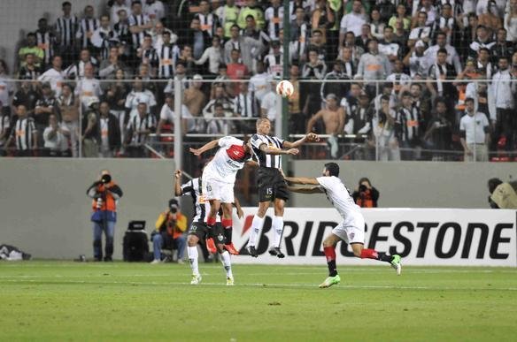 Lances do duelo entre Atltico e Newell's pela semifinal da Libertadores