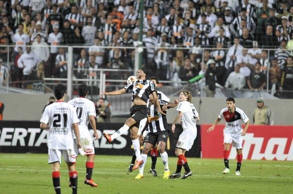 Lances do duelo entre Atltico e Newell's pela semifinal da Libertadores