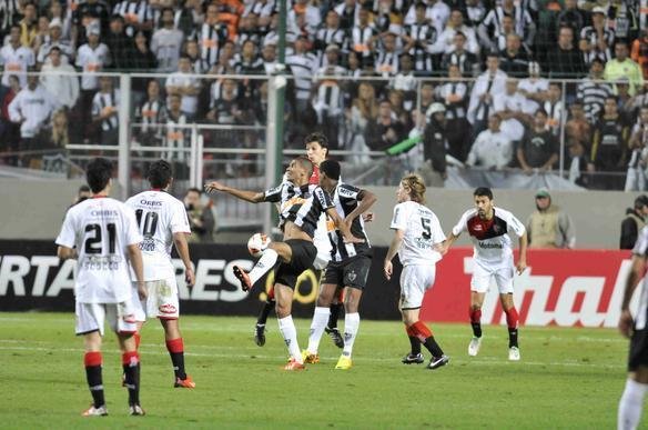 Lances do duelo entre Atltico e Newell's pela semifinal da Libertadores