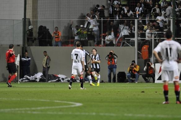 Lances do duelo entre Atltico e Newell's pela semifinal da Libertadores