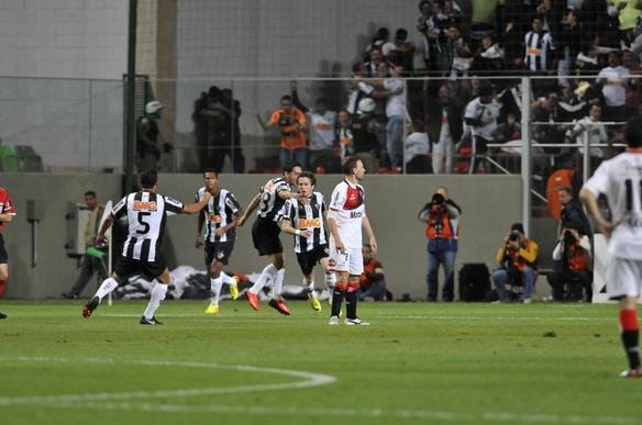 Lances do duelo entre Atltico e Newell's pela semifinal da Libertadores