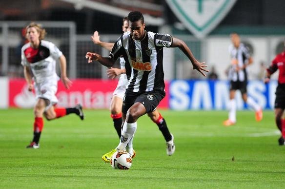 Lances do duelo entre Atltico e Newell's pela semifinal da Libertadores, no Independncia