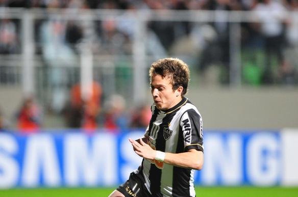 Lances do duelo entre Atltico e Newell's pela semifinal da Libertadores, no Independncia