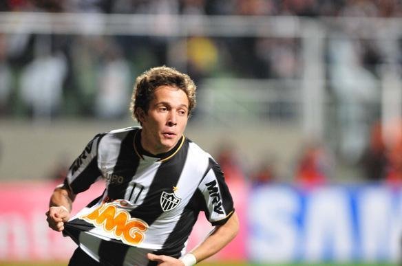 Lances do duelo entre Atltico e Newell's pela semifinal da Libertadores, no Independncia