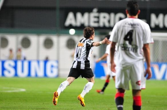 Lances do duelo entre Atltico e Newell's pela semifinal da Libertadores, no Independncia