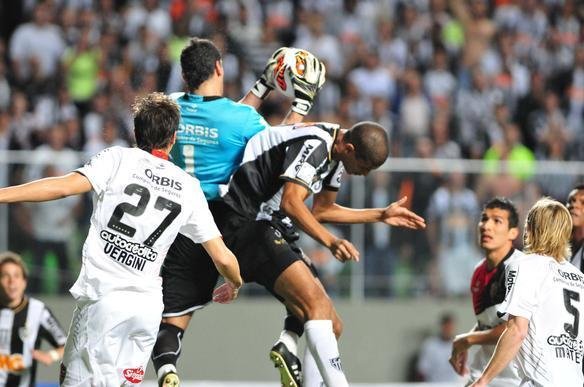 Lances do duelo entre Atltico e Newell's pela semifinal da Libertadores, no Independncia
