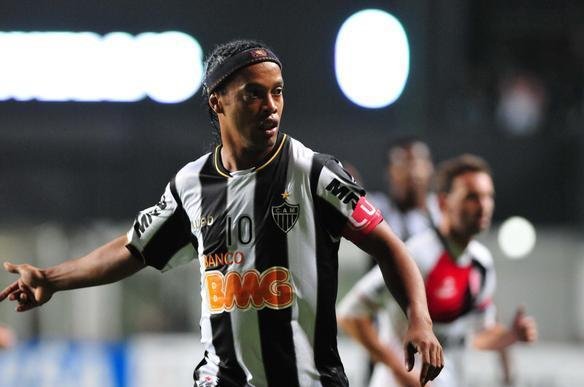 Lances do duelo entre Atltico e Newell's pela semifinal da Libertadores, no Independncia