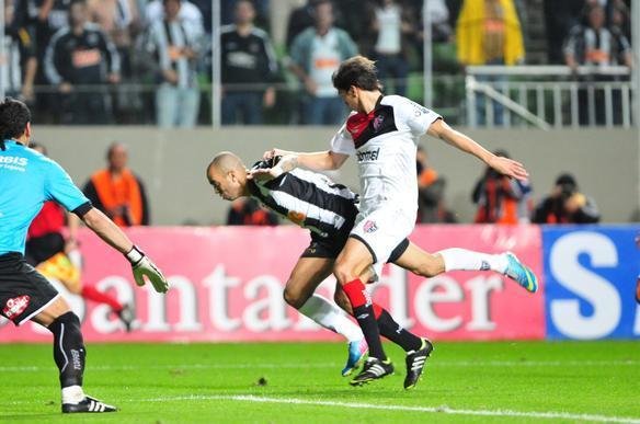 Lances do duelo entre Atltico e Newell's pela semifinal da Libertadores, no Independncia