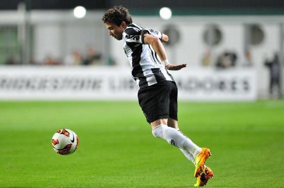 Lances do duelo entre Atltico e Newell's pela semifinal da Libertadores, no Independncia